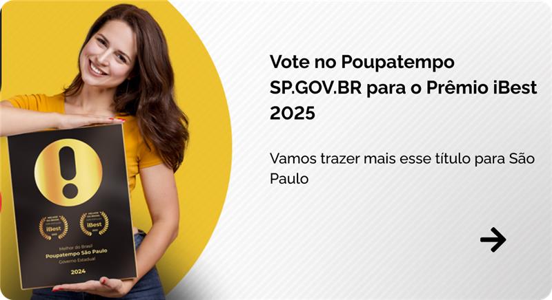 Mulher sorrindo com o prêmio de melhor Governo Estadual do iBest 2024, recomendando que votem no Poupatempo em 2025.